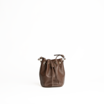 Mini bucket bag in pelle martellata colore marrone cioccolato artigianale Aut Aut Studio – vista frontale