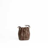 Mini bucket bag in pelle martellata colore marrone cioccolato artigianale Aut Aut Studio – vista frontale