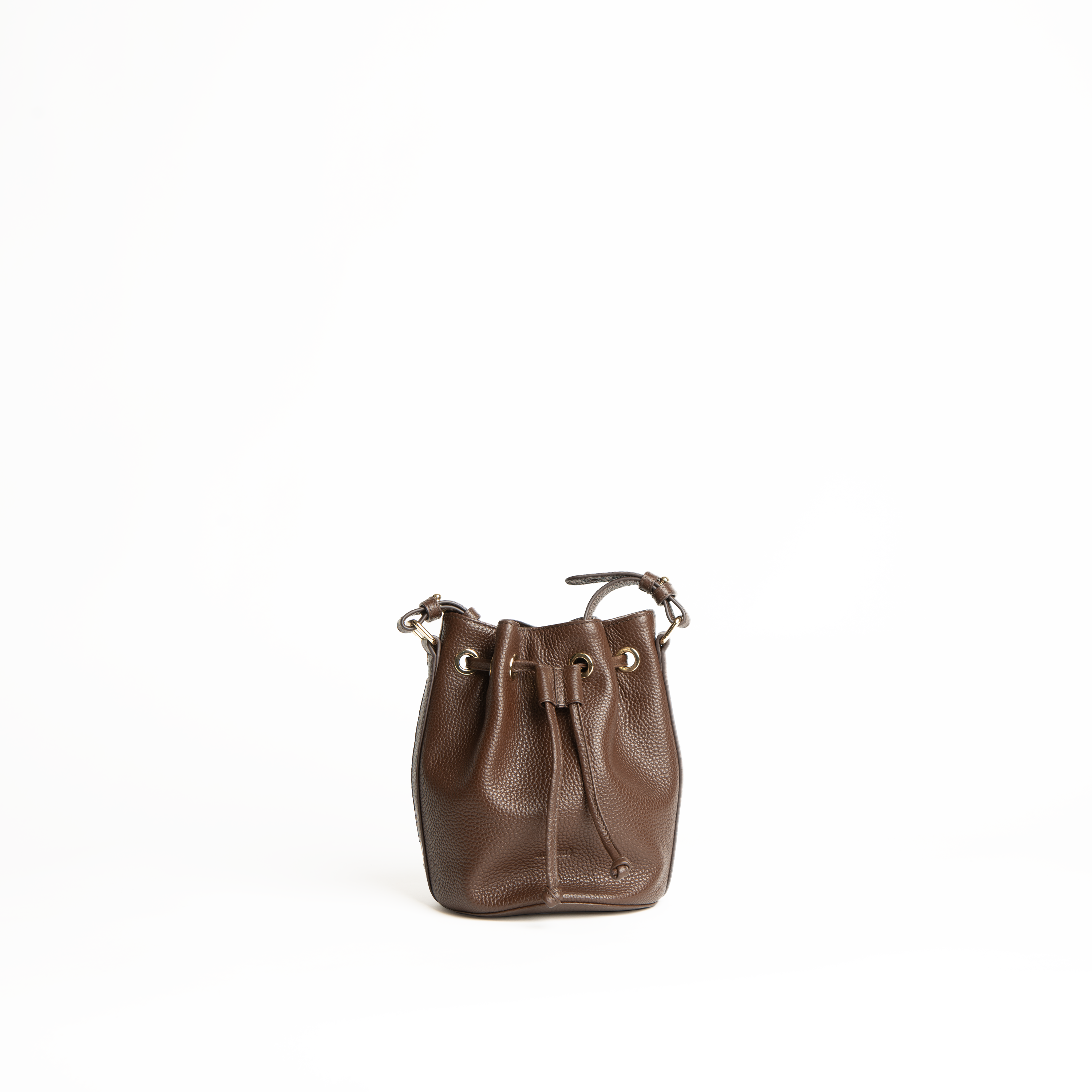 Mini bucket bag in pelle martellata colore marrone cioccolato artigianale Aut Aut Studio – vista frontale