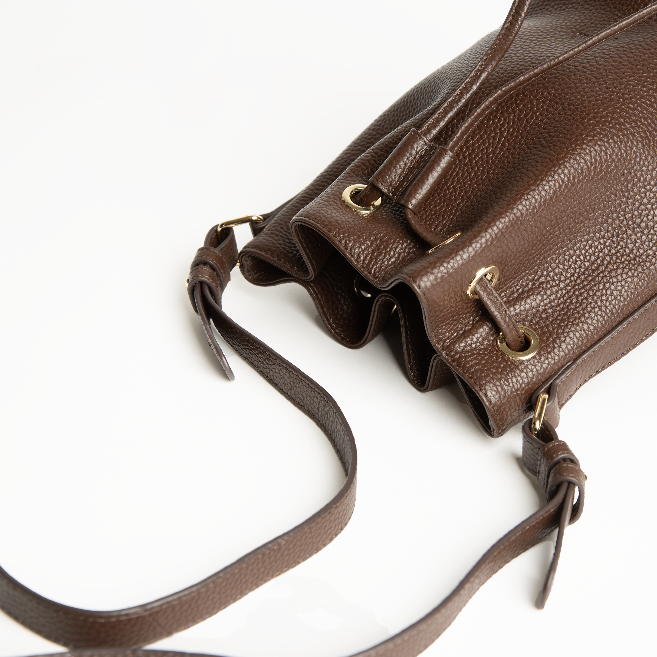 Mini bucket bag in pelle martellata colore marrone cioccolato artigianale Aut Aut Studio – vista laterale