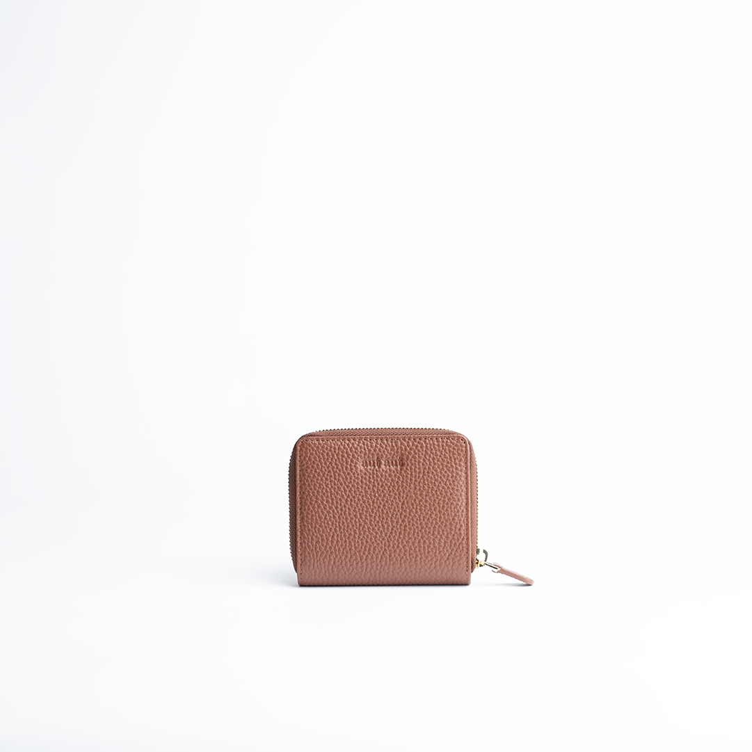 Portafoglio mini in pelle martellata colore camel artigianale Aut Aut Studio – vista frontale