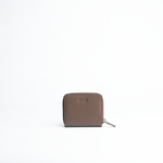 Portafoglio mini in pelle martellata colore marrone cioccolato artigianale Aut Aut Studio – vista frontale