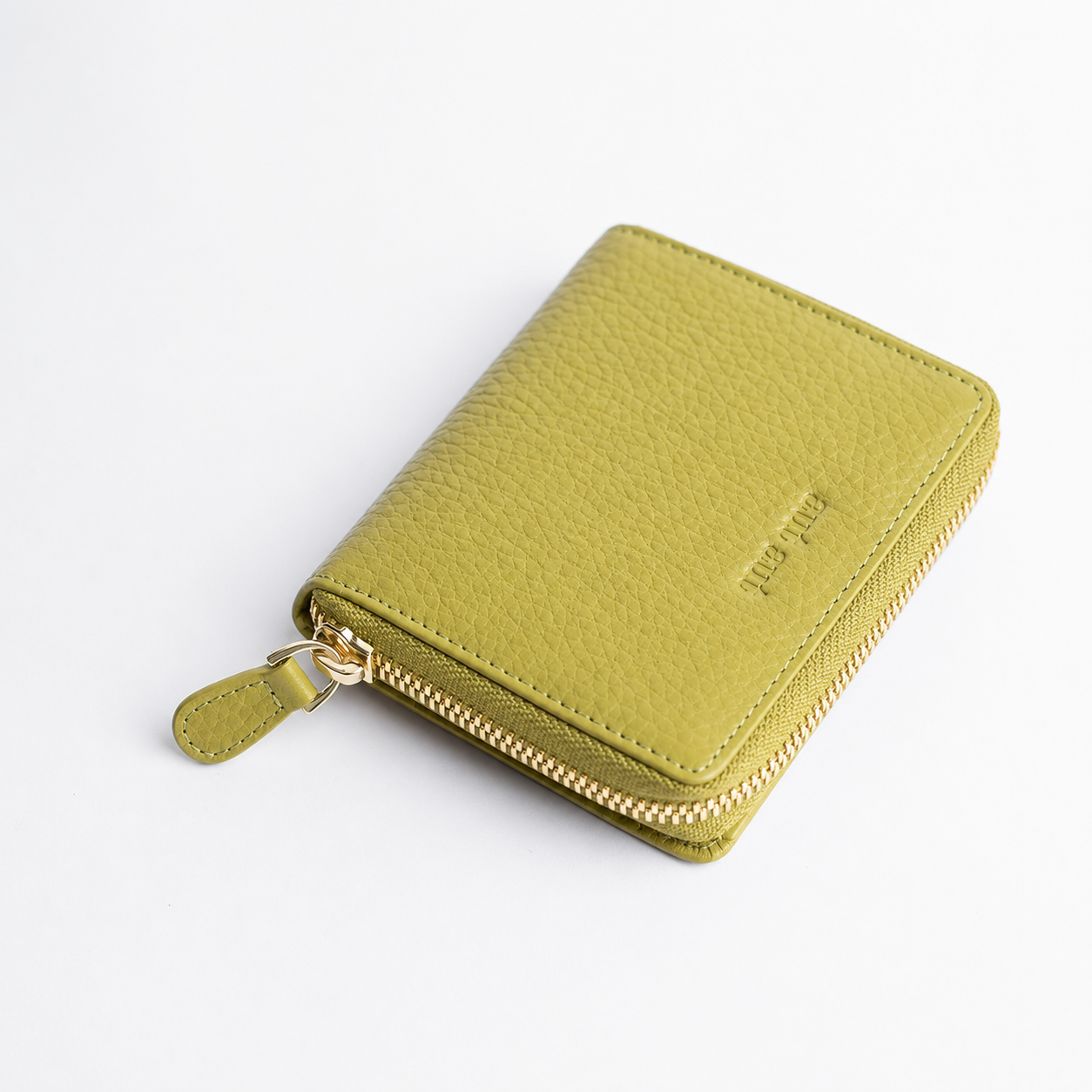 Portafoglio mini in pelle martellata colore verde oliva artigianale Aut Aut Studio – vista dall'alto
