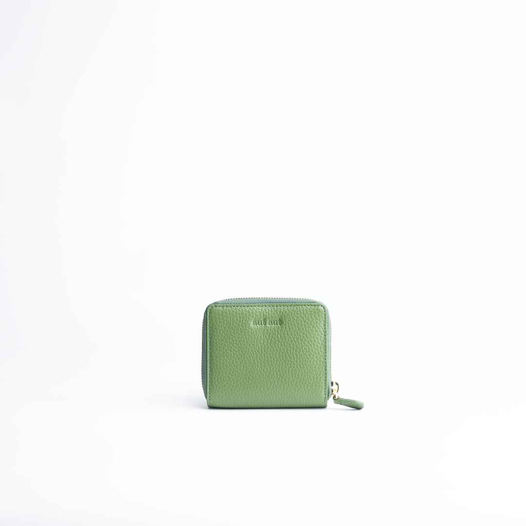 Portafoglio mini in pelle martellata colore verde salvia artigianale Aut Aut Studio – vista frontale
