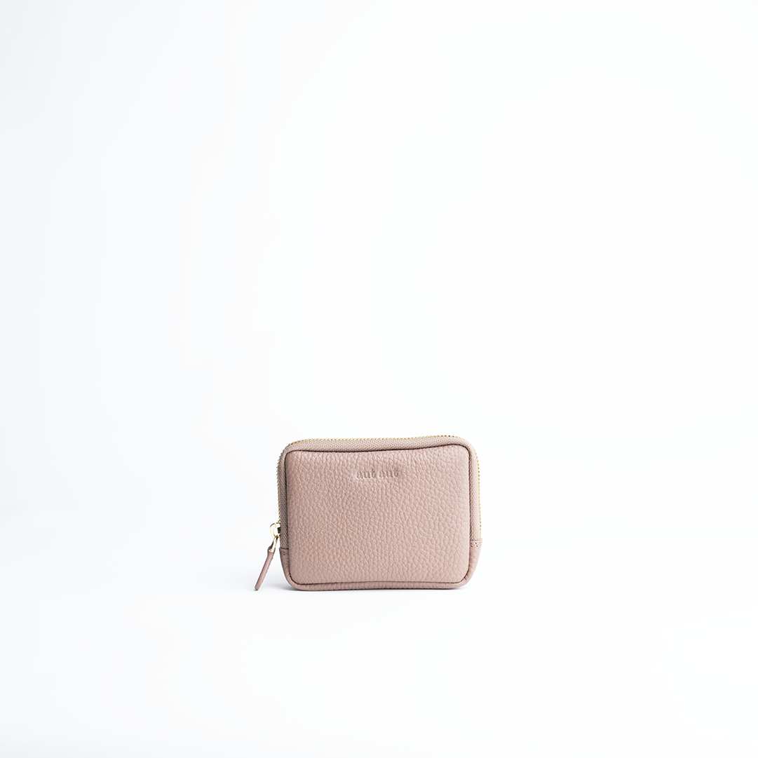 Portafoglio mini purse in pelle martellata colore latte artigianale Aut Aut Studio – vista frontale