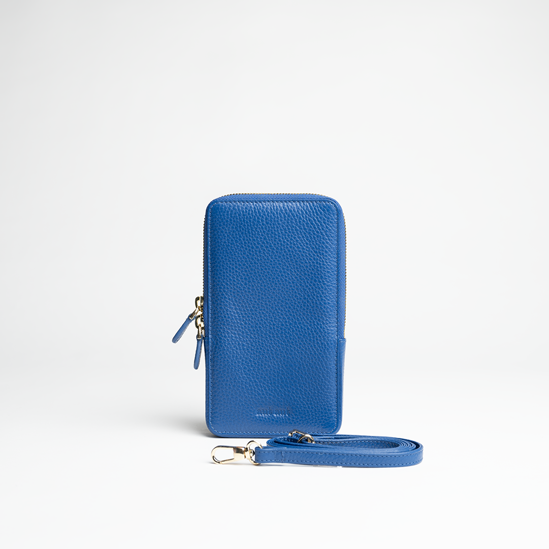 Porta smartphone documenti in pelle martellata colore blu elettrico artigianale Aut Aut Studio – vista frontale 
