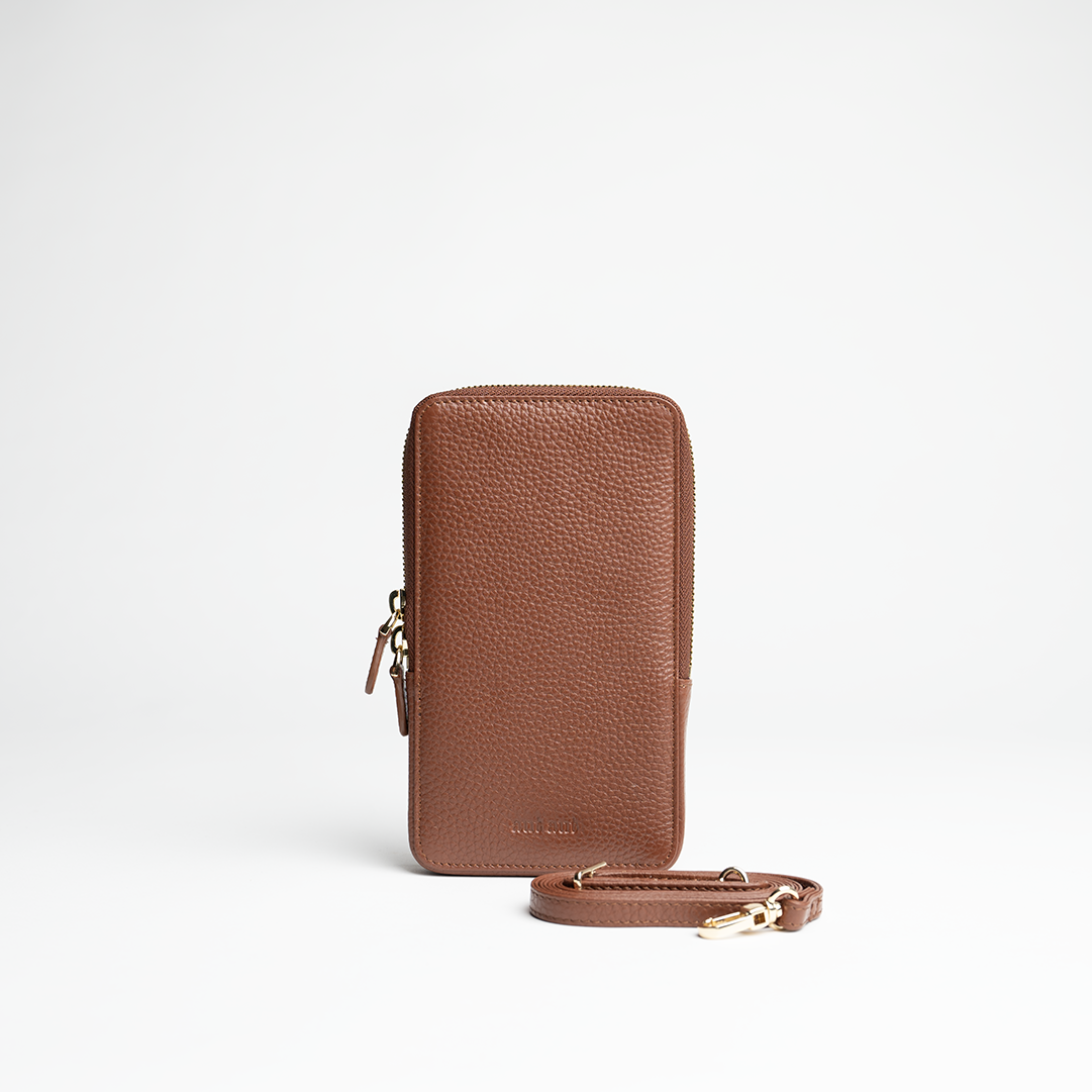 Porta smartphone documenti in pelle martellata colore camel artigianale Aut Aut Studio – vista frontale 