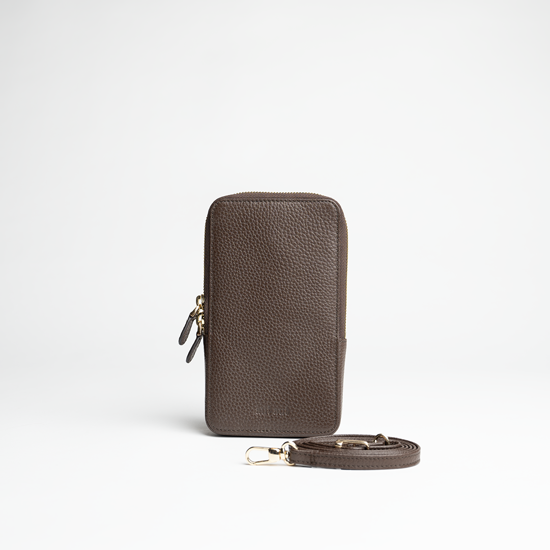 Porta smartphone documenti in pelle martellata colore cioccolato artigianale Aut Aut Studio – vista frontale 