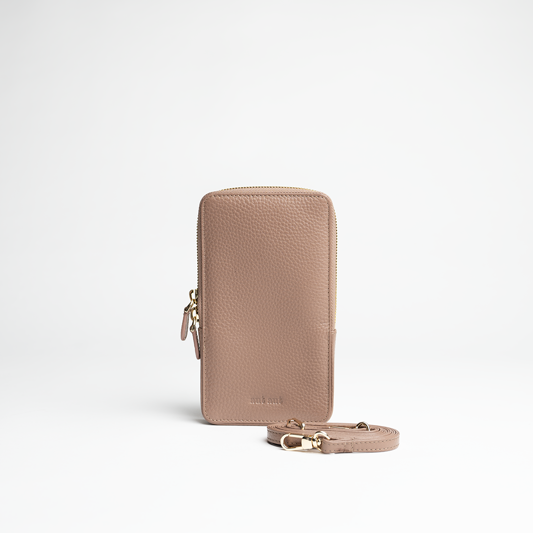 Porta smartphone documenti in pelle martellata colore latte taupe artigianale Aut Aut Studio – vista frontale 