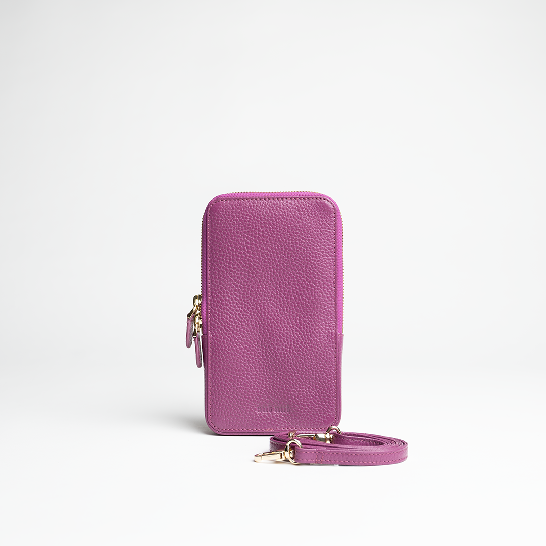 Porta smartphone documenti in pelle martellata colore orchidea artigianale Aut Aut Studio – vista frontale 