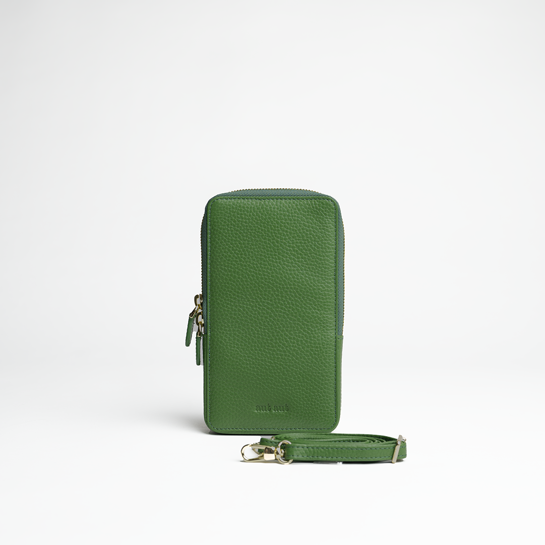 Porta smartphone documenti in pelle martellata colore verde salvia artigianale Aut Aut Studio – vista frontale 