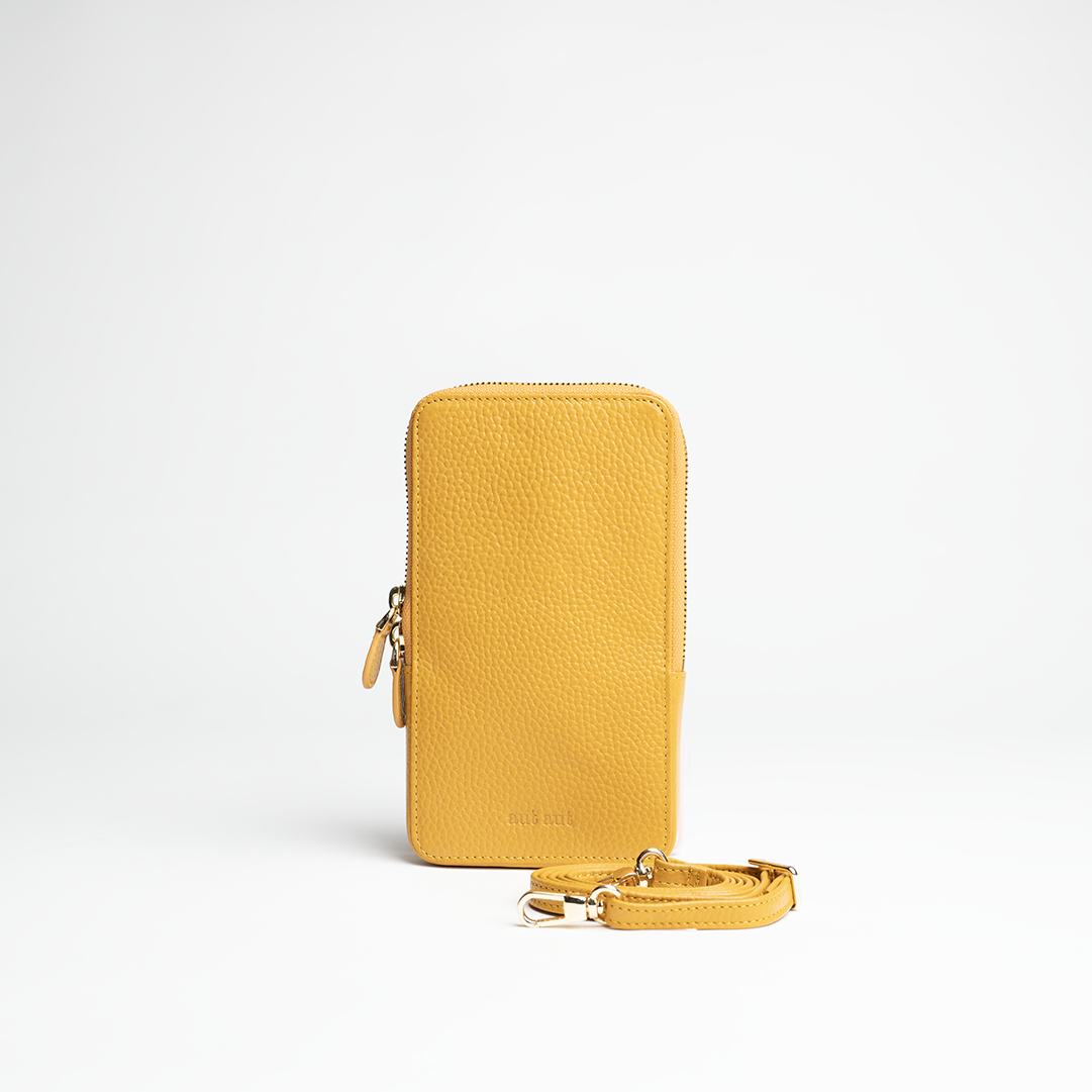 Porta smartphone documenti in pelle martellata colore senape artigianale Aut Aut Studio – vista frontale 