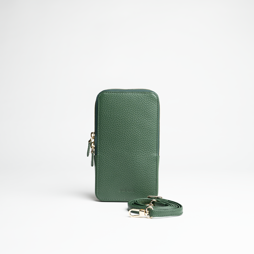 Porta smartphone documenti in pelle martellata colore verde bosco artigianale Aut Aut Studio – vista frontale 