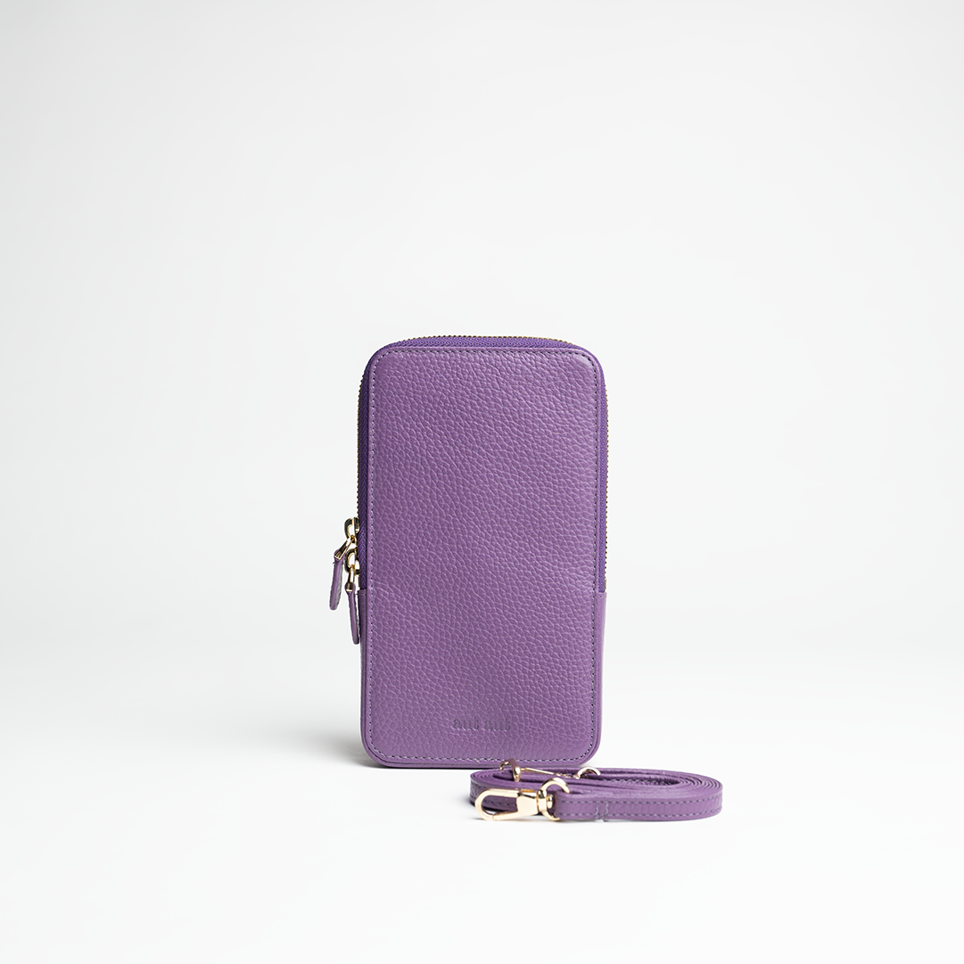 Porta smartphone documenti in pelle martellata colore viola artigianale Aut Aut Studio – vista frontale 