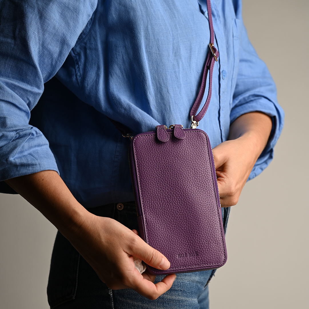 Porta smartphone documenti in pelle martellata colore viola artigianale Aut Aut Studio – vista dettaglio