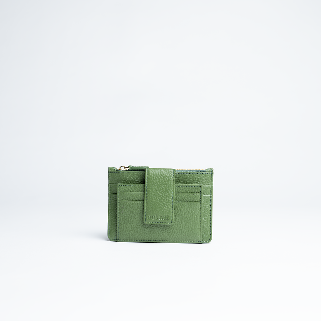 Porta carte mini in pelle martellata colore verde salvia artigianale Aut Aut Studio – vista frontale