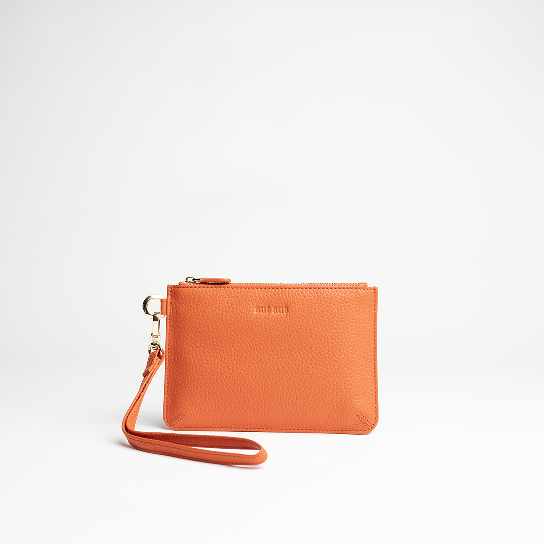Mini busta clutch in pelle martellata colore arancio artigianale Aut Aut Studio – vista frontale