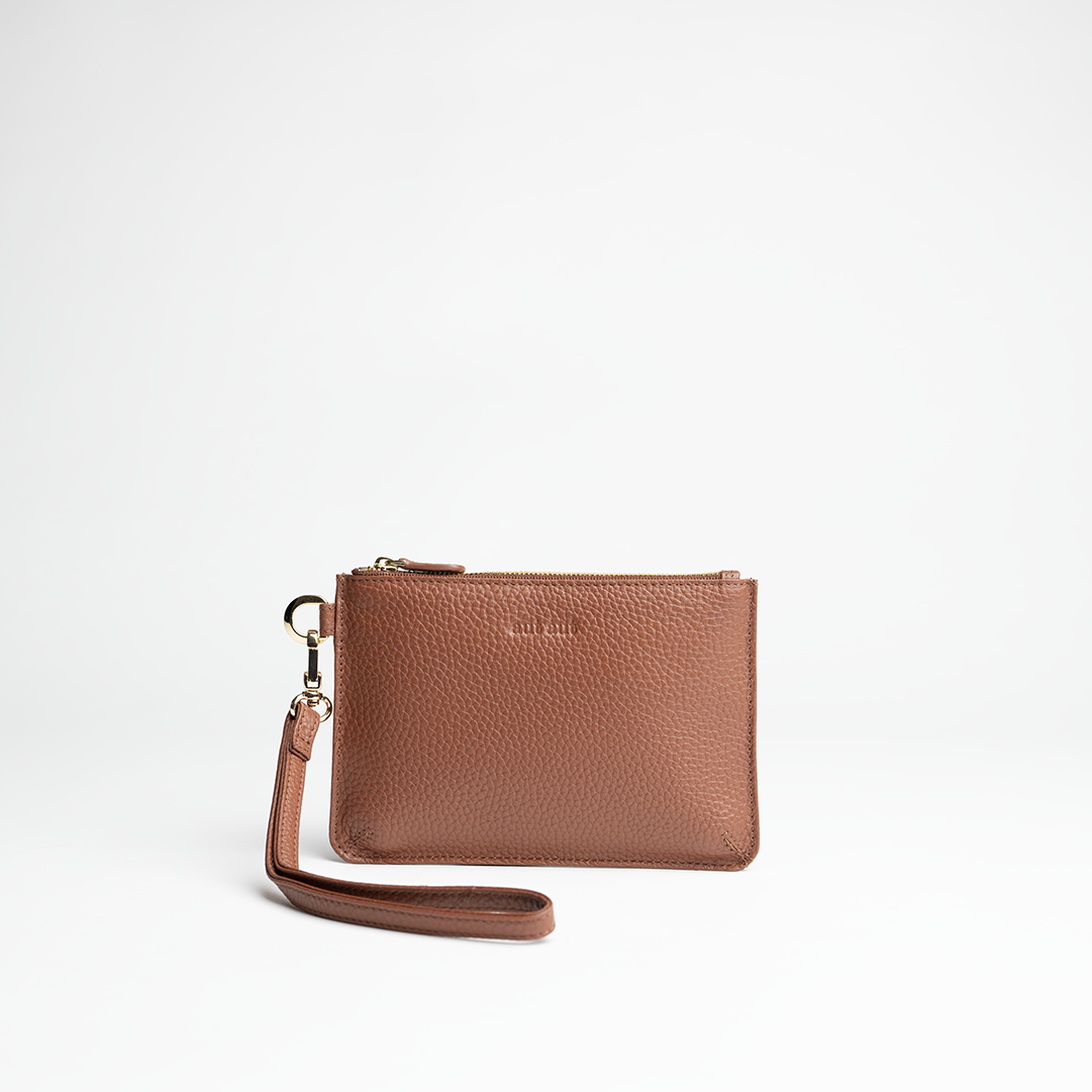 Mini busta clutch in pelle martellata colore camel artigianale Aut Aut Studio – vista frontale