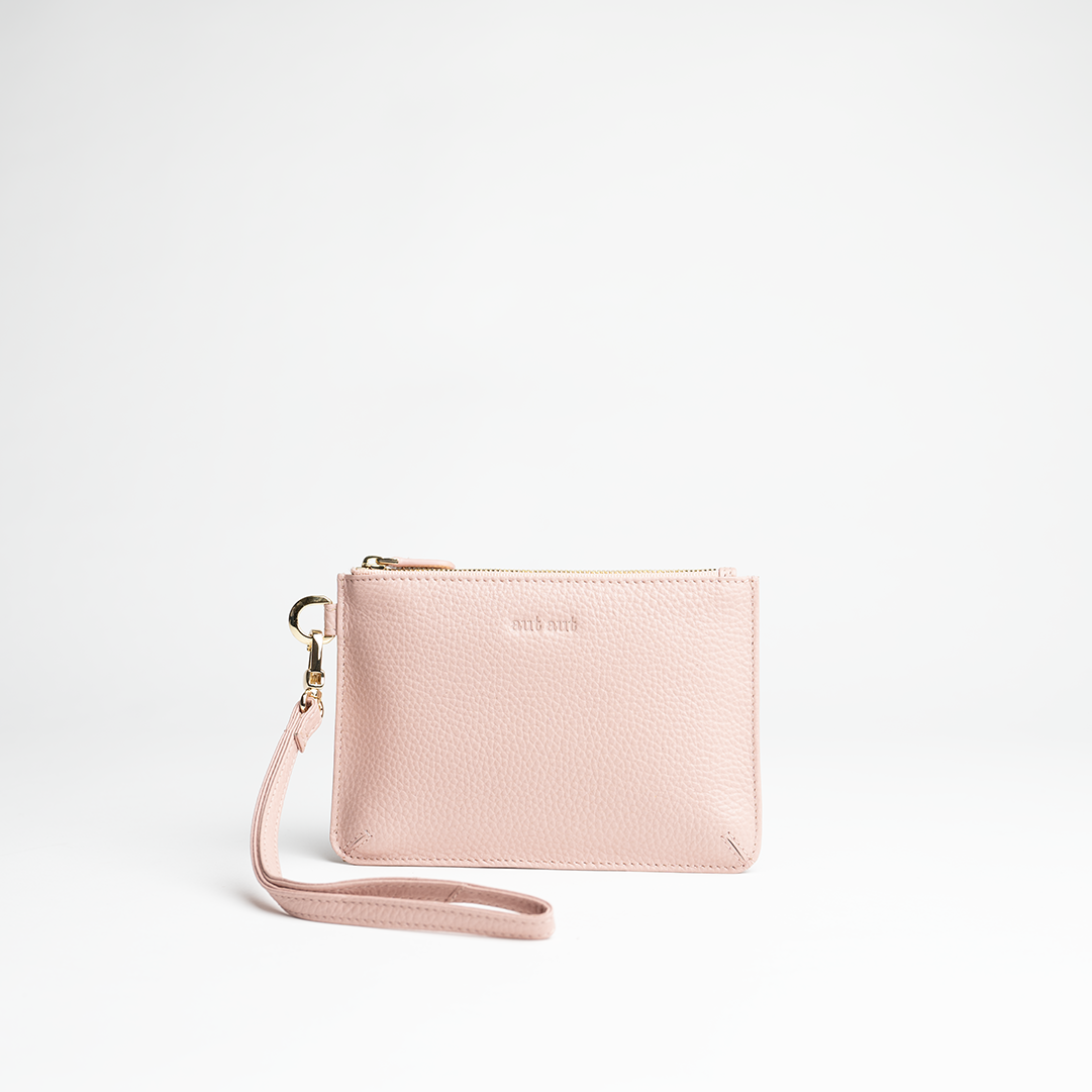 Mini busta clutch in pelle martellata colore rosa cipria artigianale Aut Aut Studio – vista frontale