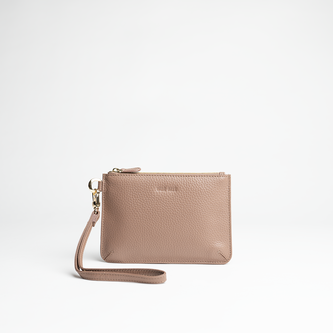 Mini busta clutch in pelle martellata colore latte taupe artigianale Aut Aut Studio – vista frontale