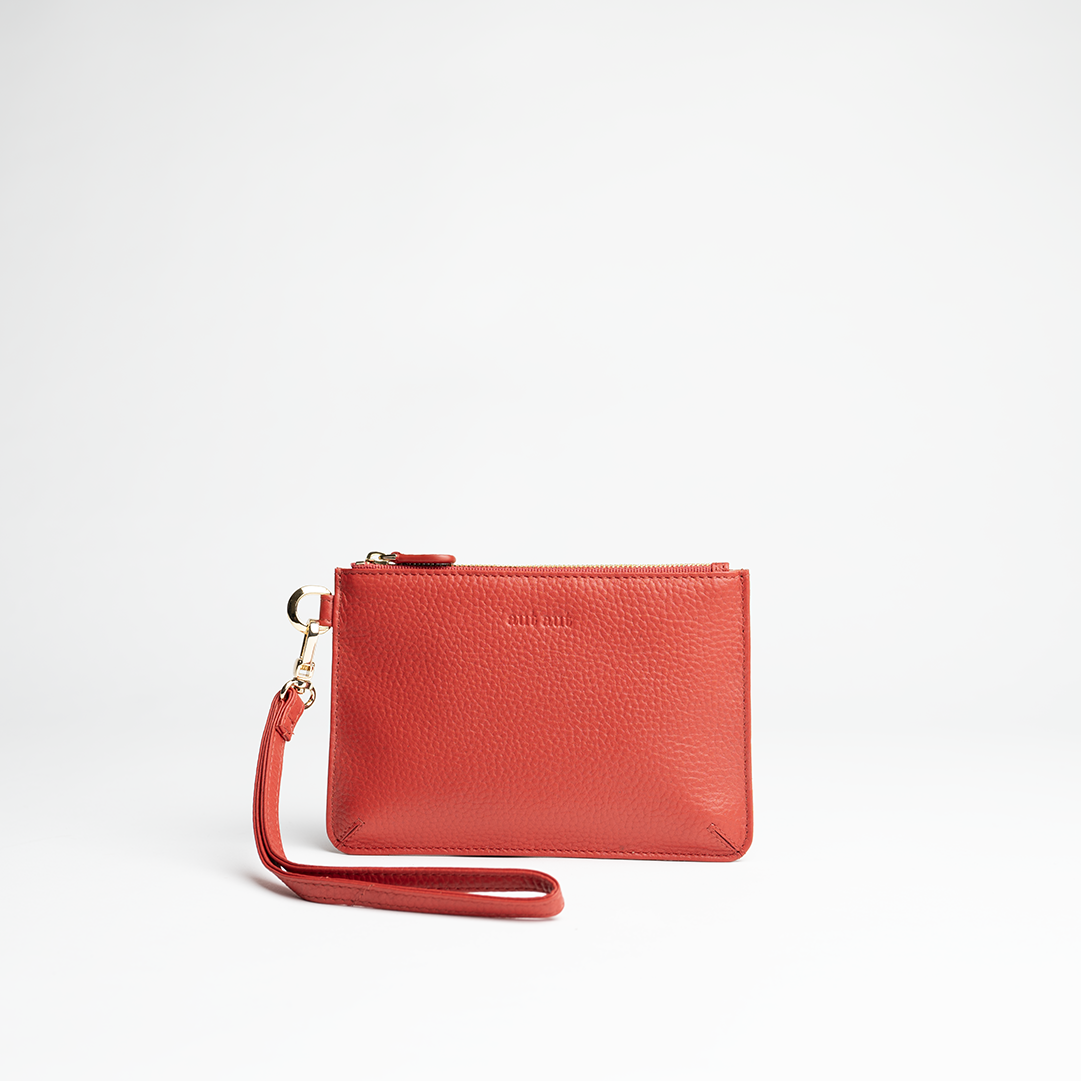 Mini busta clutch in pelle martellata colore rosso artigianale Aut Aut Studio – vista frontale