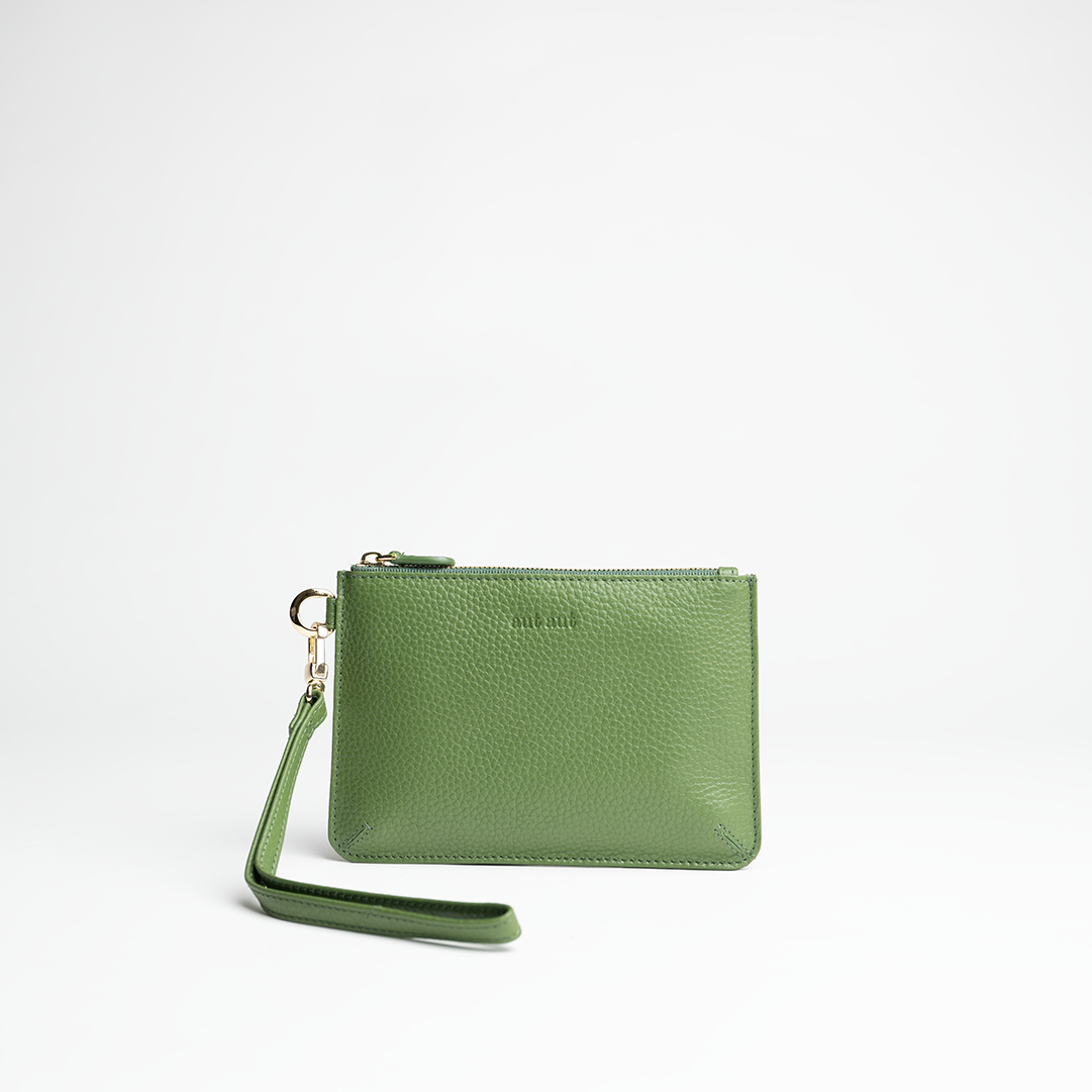 Mini busta clutch in pelle martellata colore verde salvia artigianale Aut Aut Studio – vista frontale