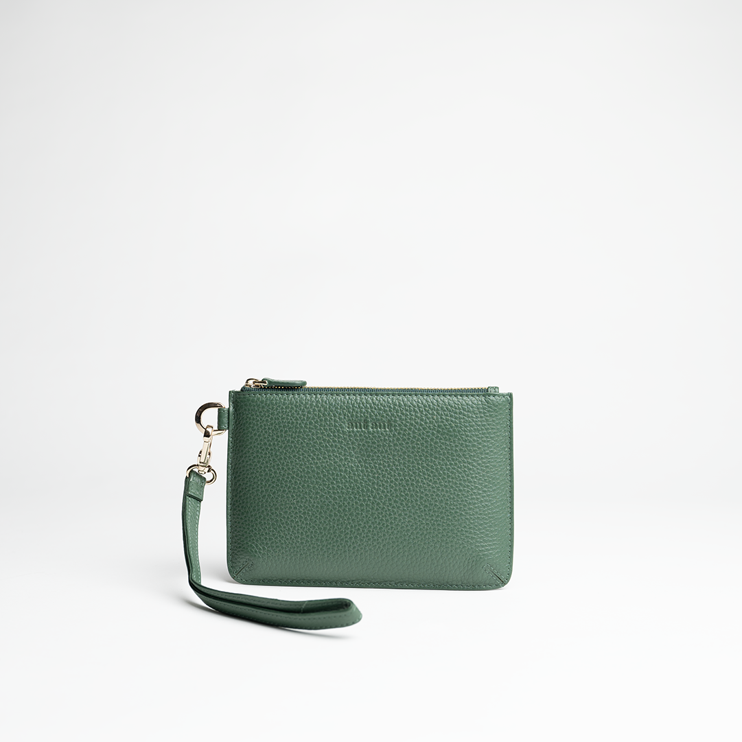 Mini busta clutch in pelle martellata colore verde bosco artigianale Aut Aut Studio – vista frontale
