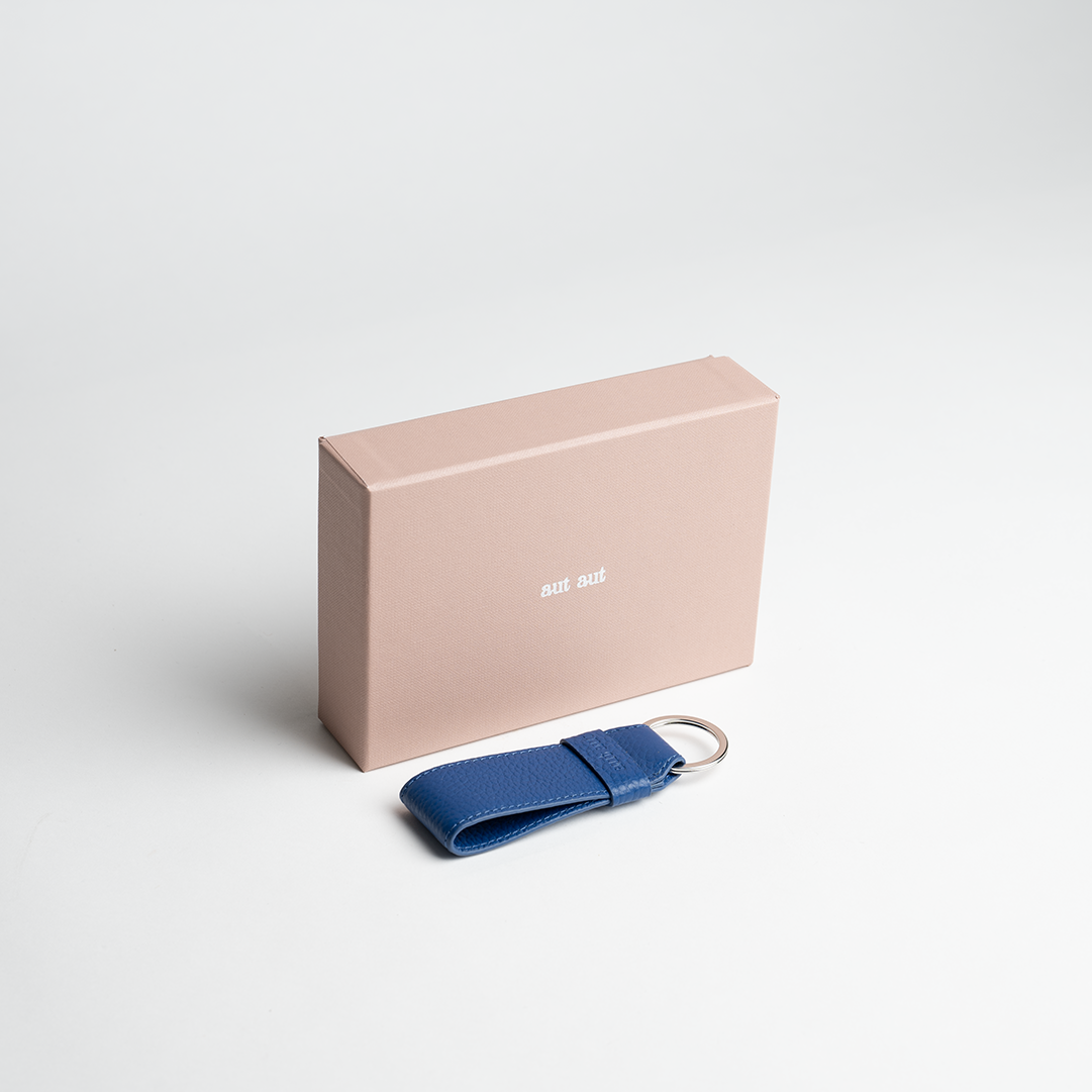 Portachiavi in pelle martellata colore blu elettrico artigianale Aut Aut Studio – vista frontale