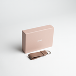 Portachiavi in pelle martellata colore latte taupe artigianale Aut Aut Studio – vista frontale