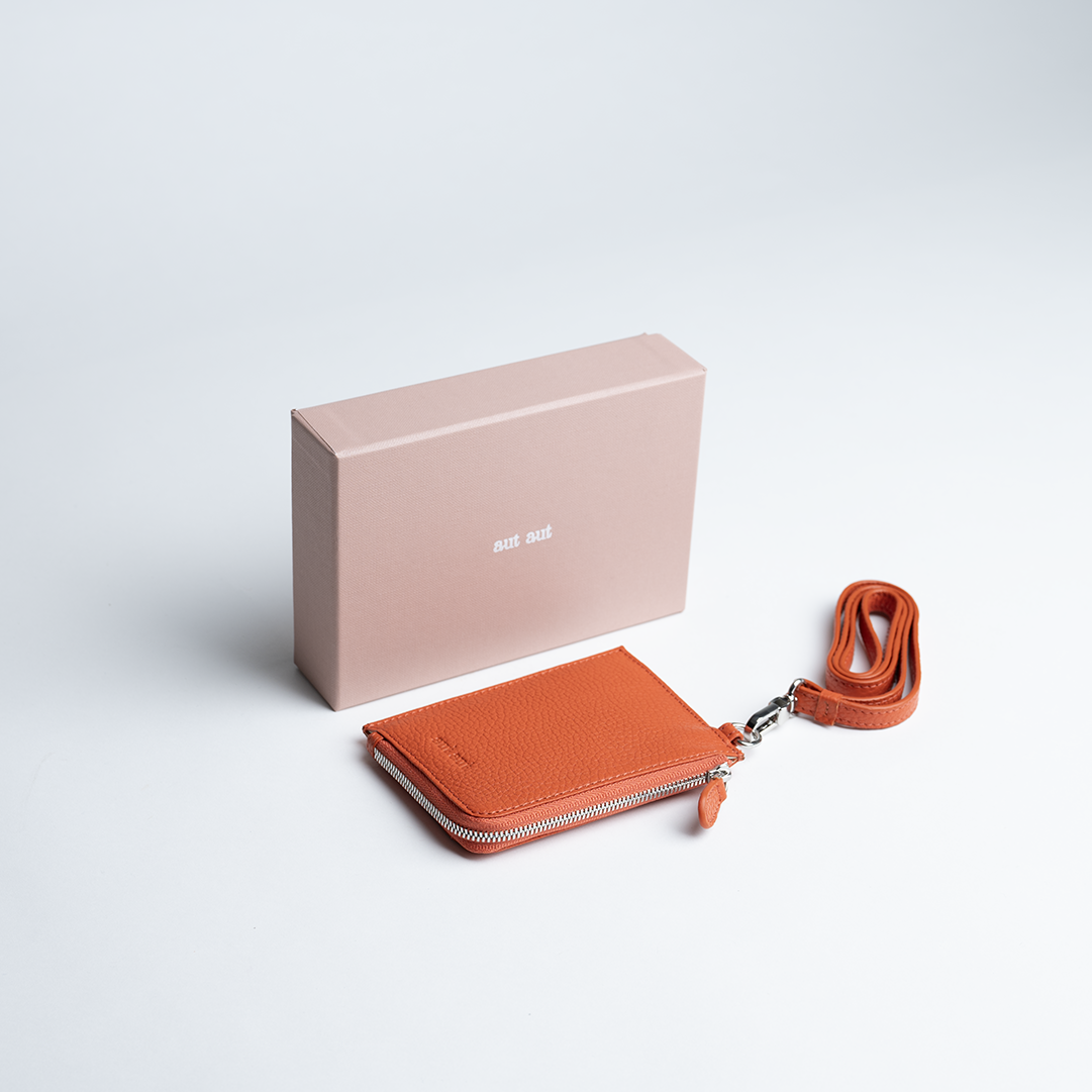 Porta carte con tracolla in pelle colore arancio artigianale Aut Aut Studio – vista frontale
