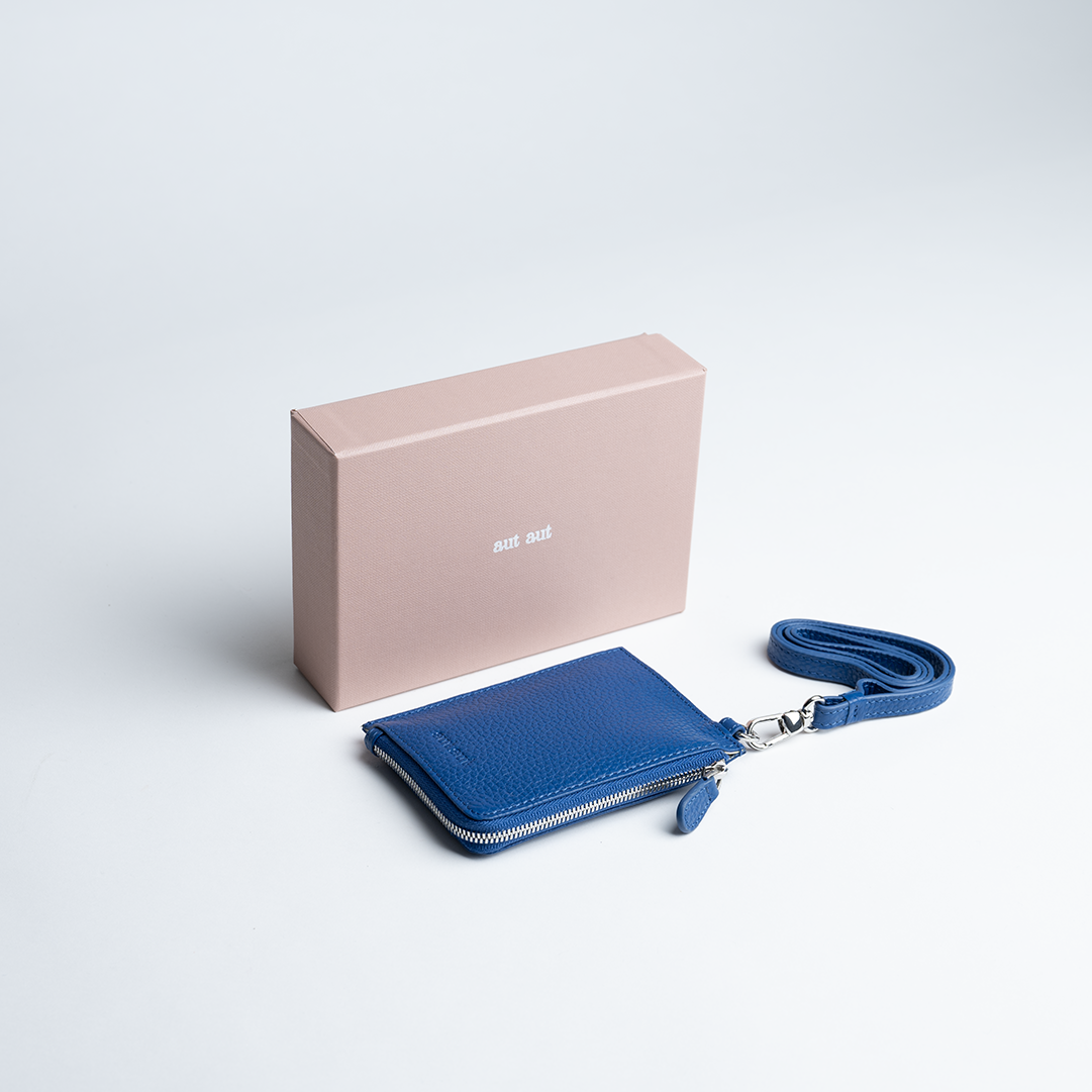 Porta carte con tracolla in pelle colore blu elettrico artigianale Aut Aut Studio – vista frontale
