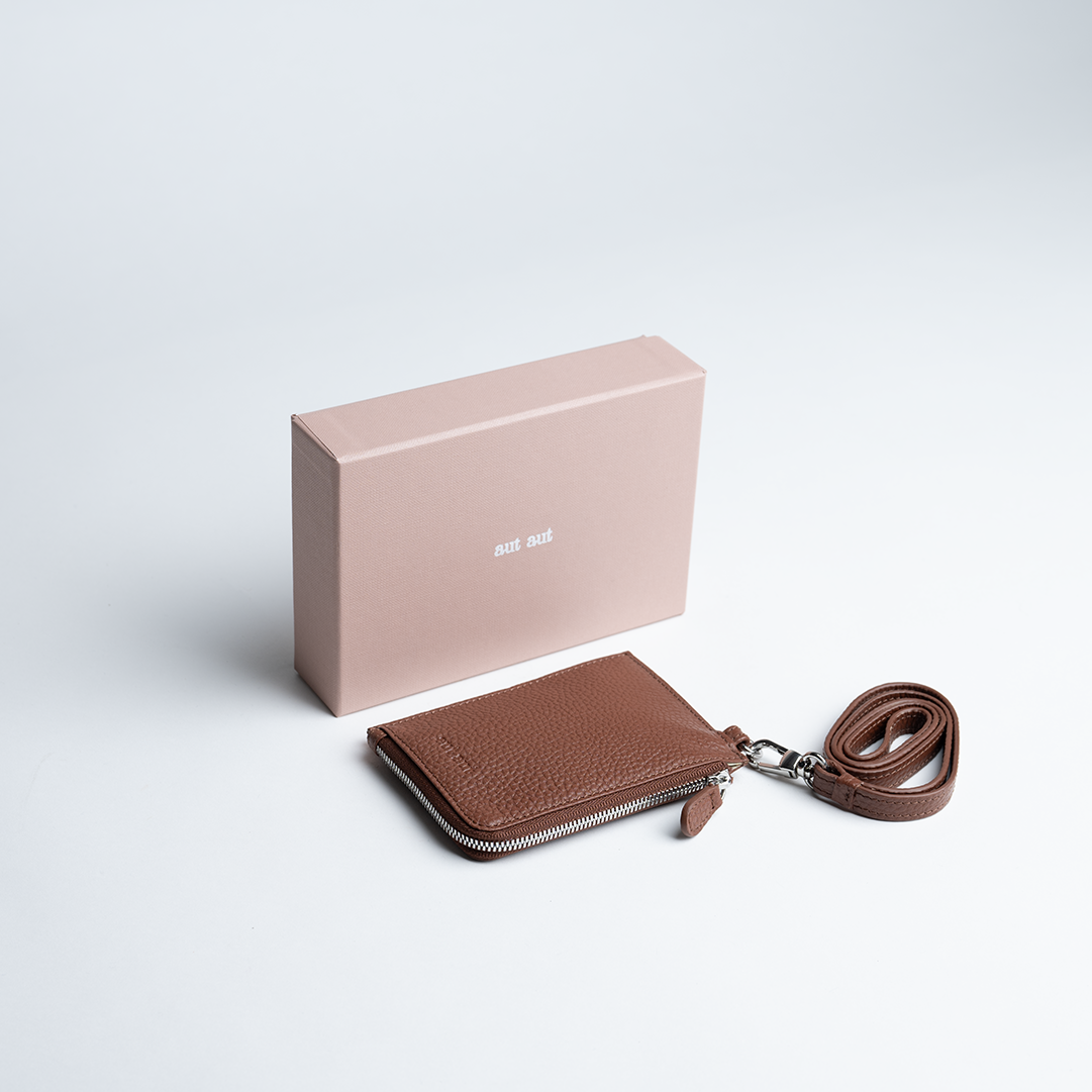 Porta carte con tracolla in pelle colore camel artigianale Aut Aut Studio – vista frontale
