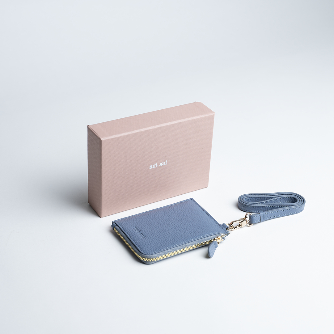 Porta carte con tracolla in pelle colore glicine artigianale Aut Aut Studio – vista frontale
