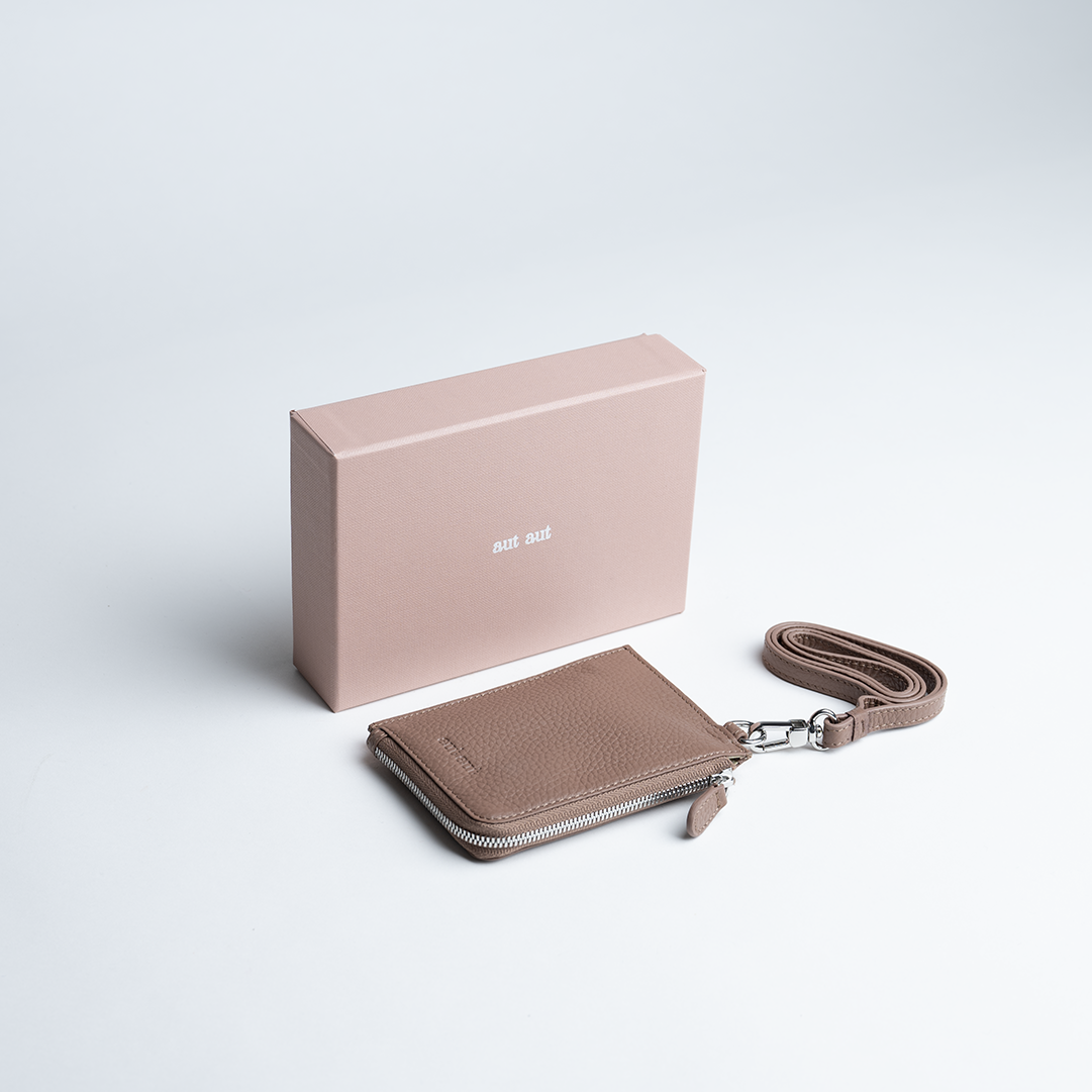 Porta carte con tracolla in pelle colore latte artigianale Aut Aut Studio – vista frontale
