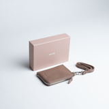 Porta carte con tracolla in pelle colore latte artigianale Aut Aut Studio – vista frontale
