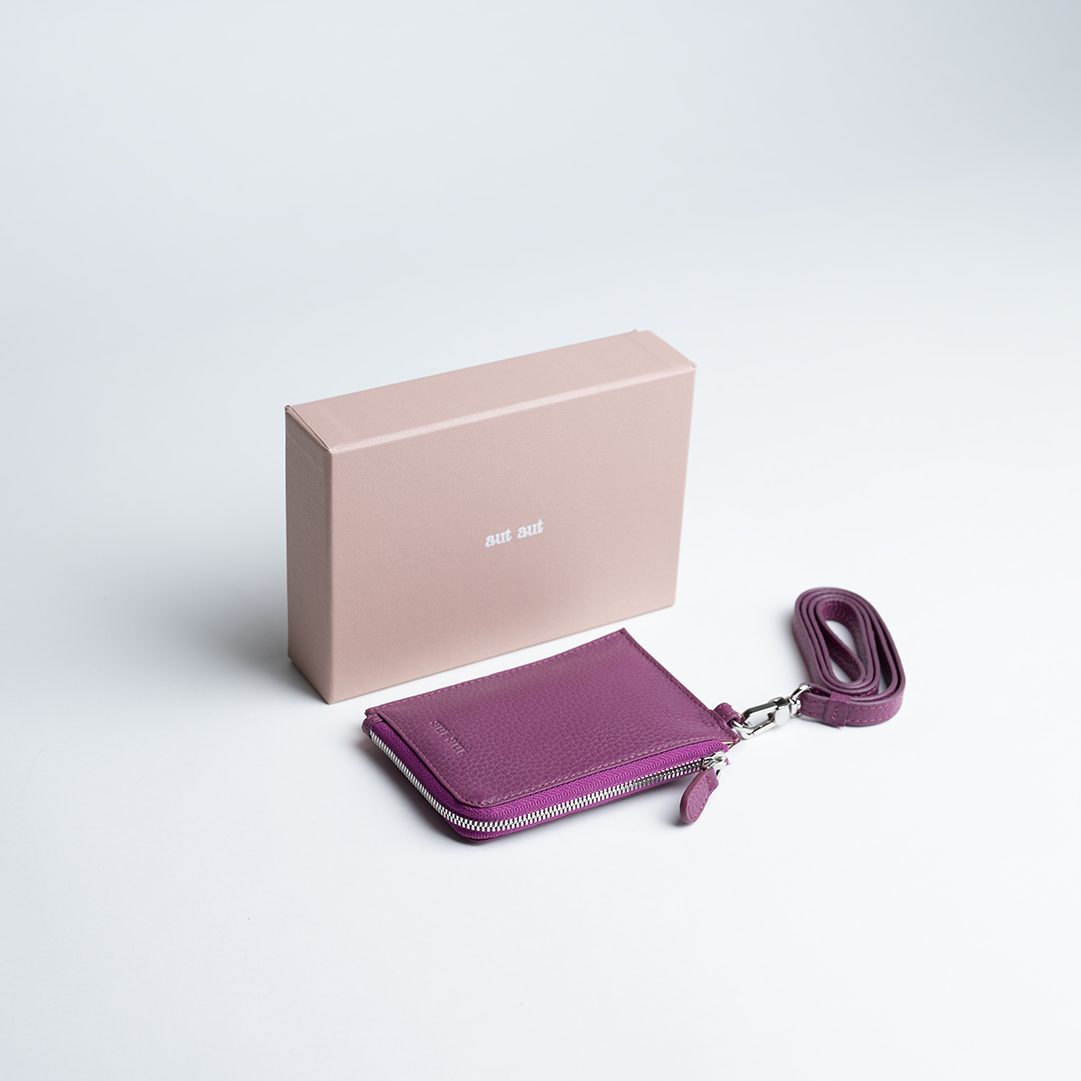 Porta carte con tracolla in pelle colore orchidea artigianale Aut Aut Studio – vista frontale
