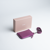 Porta carte con tracolla in pelle colore orchidea artigianale Aut Aut Studio – vista frontale
