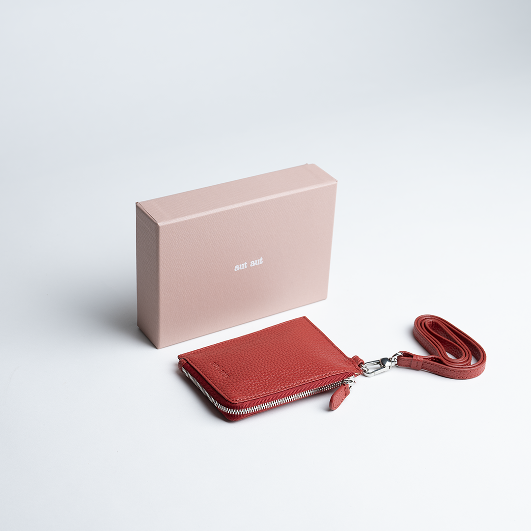Porta carte con tracolla in pelle colore rosso artigianale Aut Aut Studio – vista frontale

