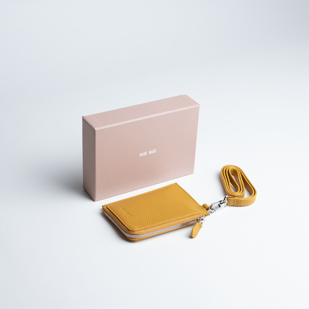 Porta carte con tracolla in pelle colore senape artigianale Aut Aut Studio – vista frontale
