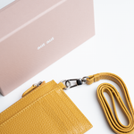 Porta carte con tracolla in pelle colore senape artigianale Aut Aut Studio – vista dettaglio
