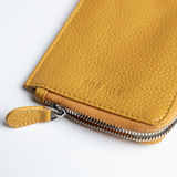 Porta carte con tracolla in pelle colore senape artigianale Aut Aut Studio – vista laterale
