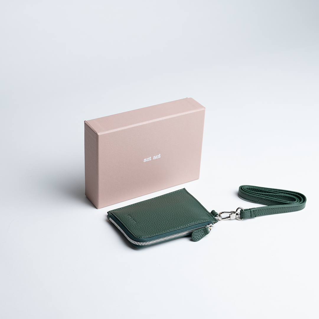Porta carte con tracolla in pelle colore verde artigianale Aut Aut Studio – vista frontale
