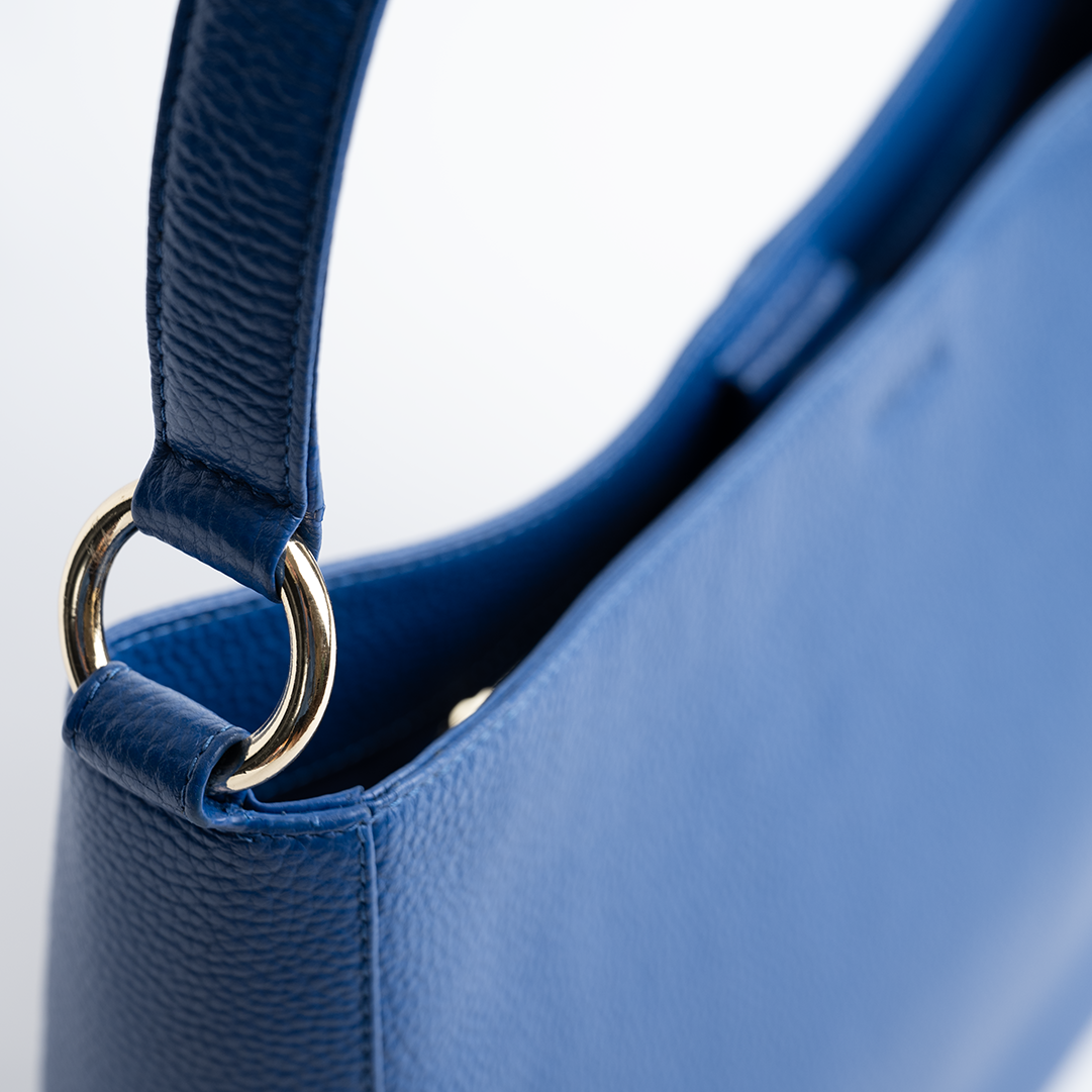 Borsa maxi in pelle martellata colore blu elettrico artigianale Aut Aut Studio – vista dettaglio