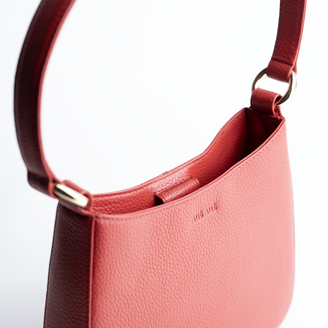 Borsa midi in pelle martellata colore rosso artigianale Aut Aut Studio – vista laterale