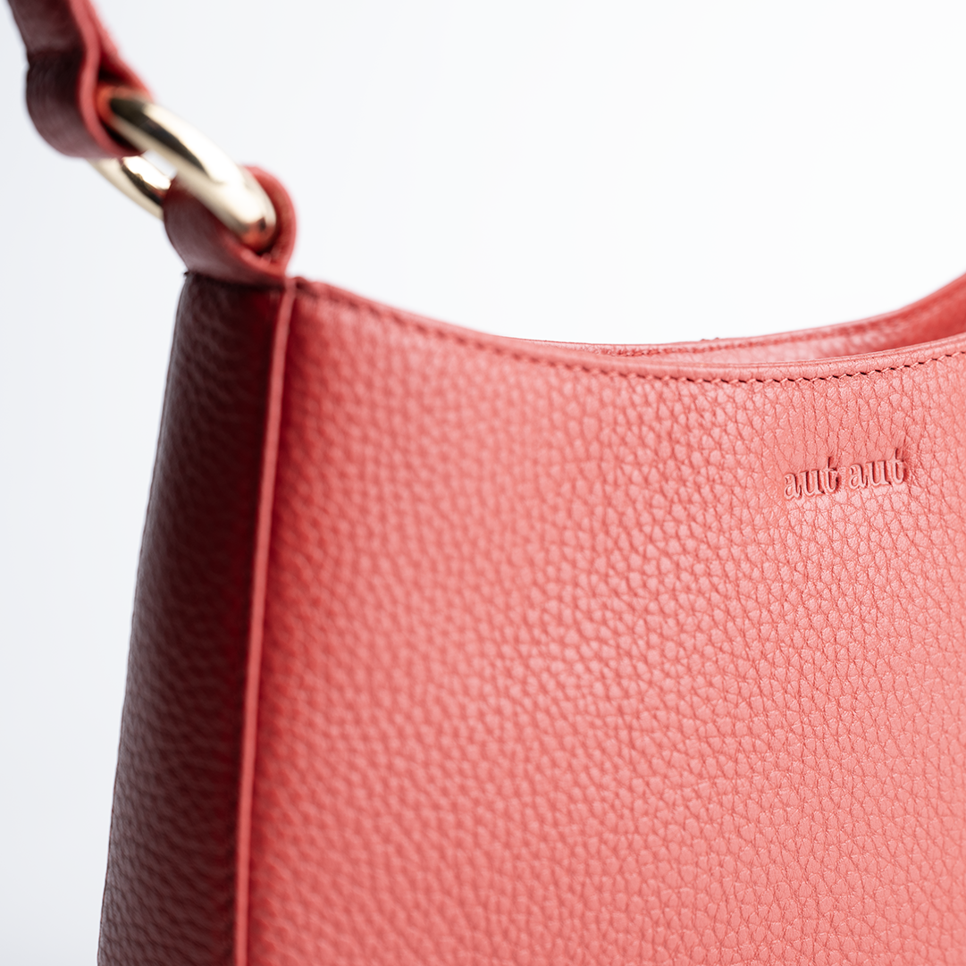 Borsa midi in pelle martellata colore rosso artigianale Aut Aut Studio – vista dettaglio