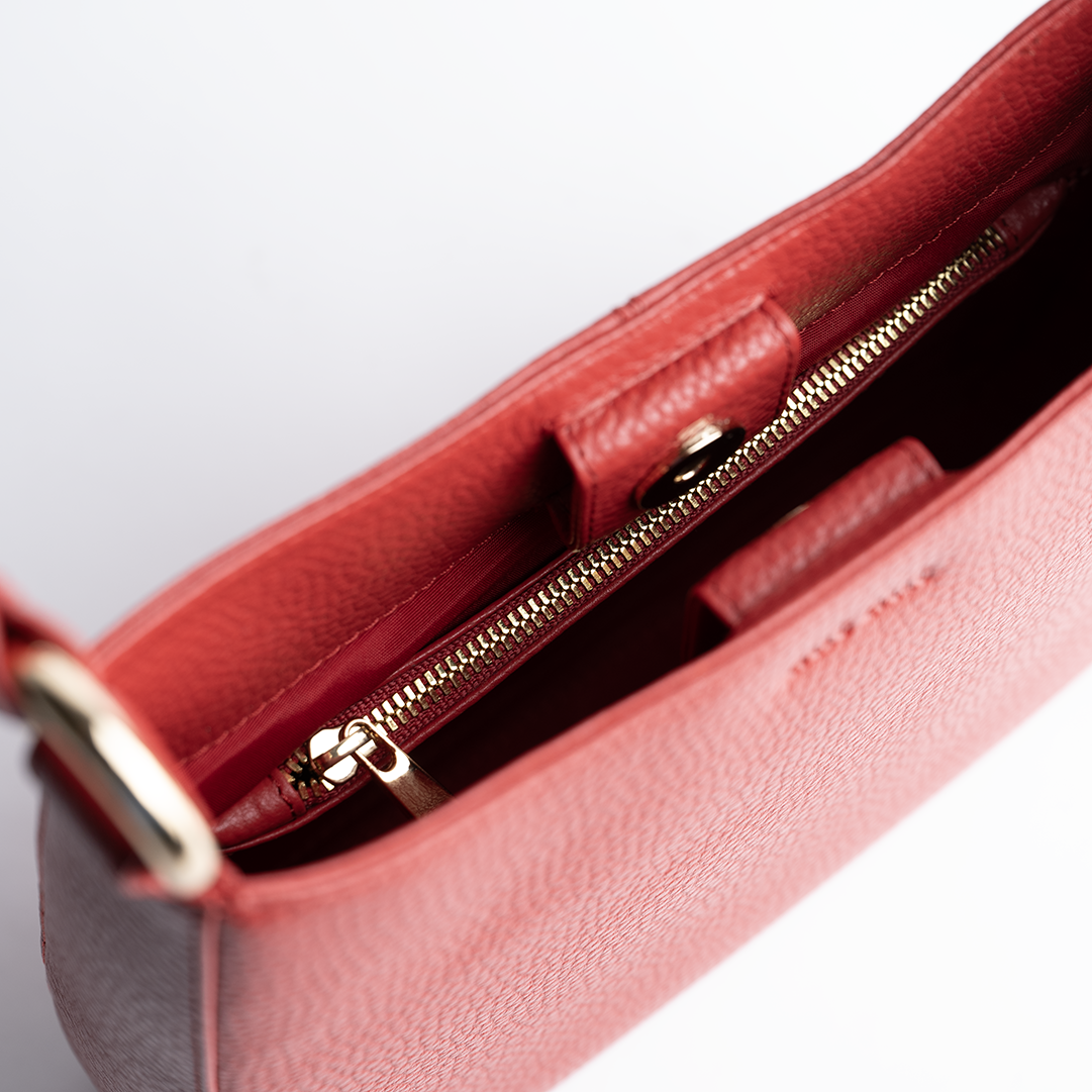 Borsa midi in pelle martellata colore rosso artigianale Aut Aut Studio – vista dettaglio