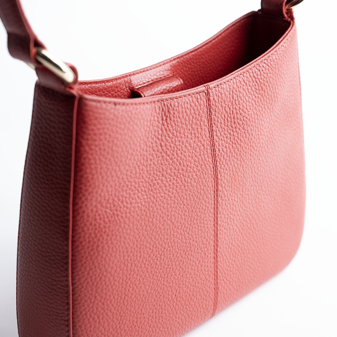 Borsa midi in pelle martellata colore rosso artigianale Aut Aut Studio – vista dettaglio