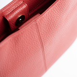 Borsa midi in pelle martellata colore rosso artigianale Aut Aut Studio – vista dettaglio