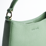Borsa mini in pelle martellata colore verde salvia artigianale Aut Aut Studio – vista dettaglio