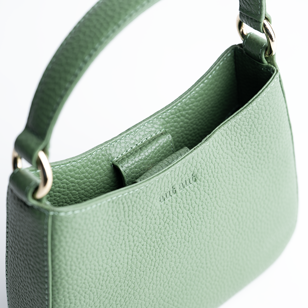 Borsa mini in pelle martellata colore verde salvia artigianale Aut Aut Studio – vista dettaglio